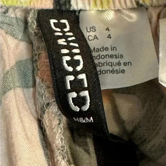 Divided floral flowy stretchy shorts size 4 - Picture 3 of 4